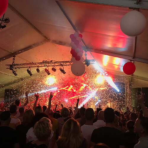 Feest in tent 1